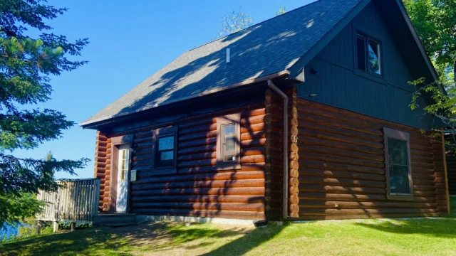 The outside of one of the cabins at Deer Ridge Resort.