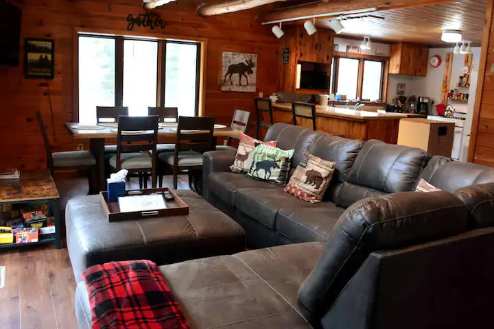 Livingroom_7DC7CDFF-5056-A36F-2317EFC856E18514-7dc7cd465056a36_7dc7d1e6-5056-a36f-231082683ca3acaf