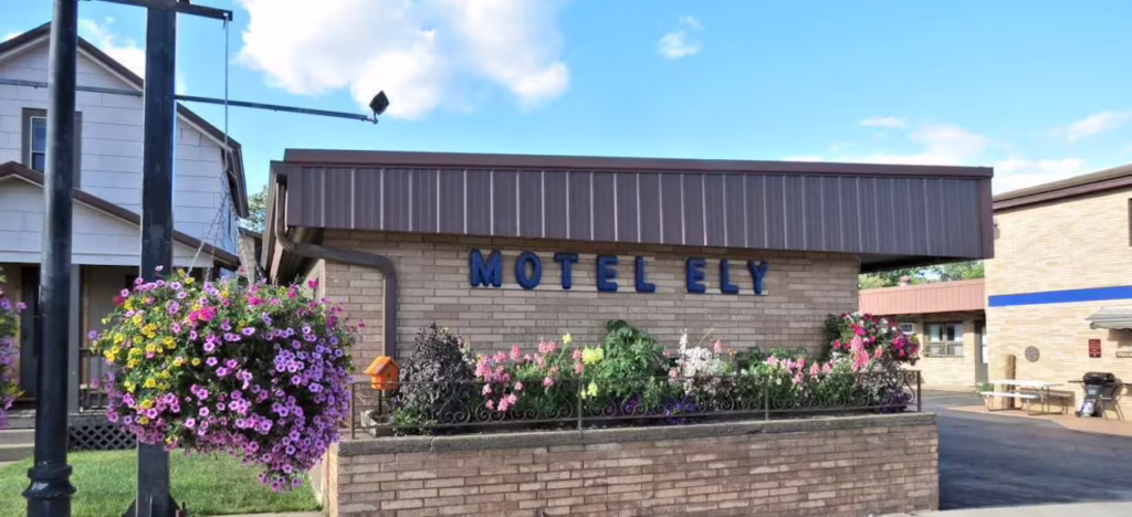 The outside view of the Motel Ely.