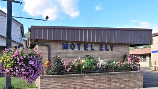 The outside view of the Motel Ely.