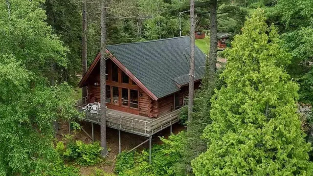 An outside view of the National Forest Lodge.
