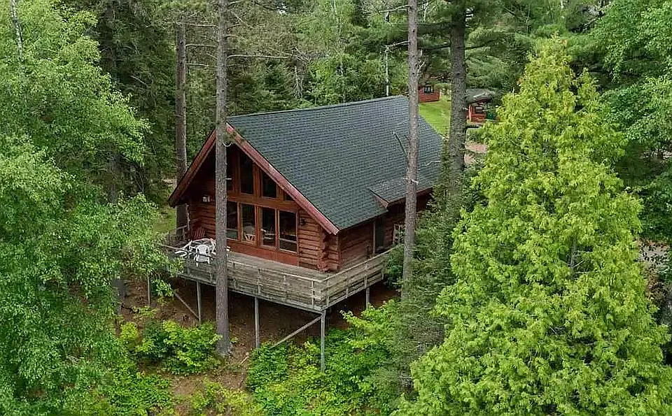 An outside view of the National Forest Lodge.