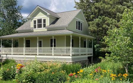 The exterior of the Ravens-Wing Bed and Breakfast