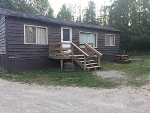 The outside view of one of the cabins at the Snowbank Lodge Motel.