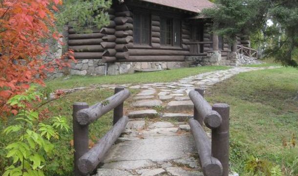 A picture of a log cabin at South Kawishiwi River Campground.