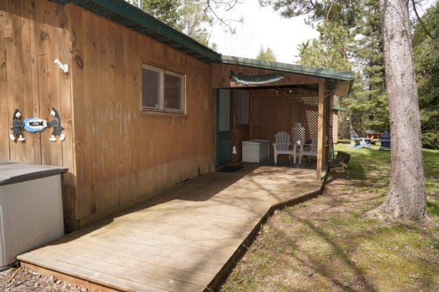 The outside of the Spruce Cabin at Shagawa Beach Cabins.