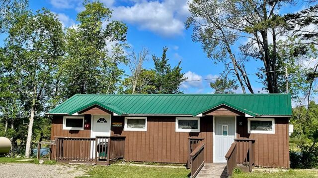 The outside of one of the one bed cabins at Veterans on the Lake Resort.