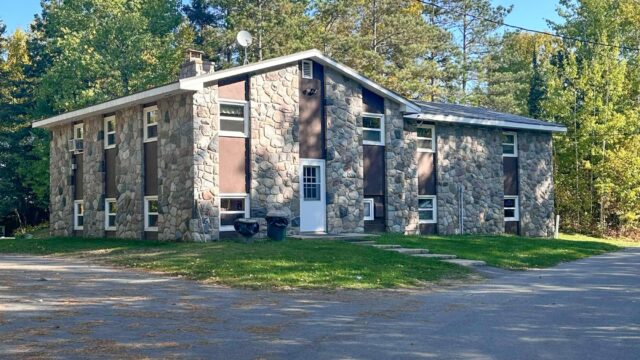 The outside of the five bedroom cabin at Veterans on the Lake Resort.
