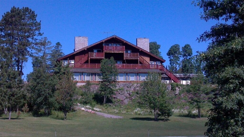 The outside of the Creek Ridge Lodge.