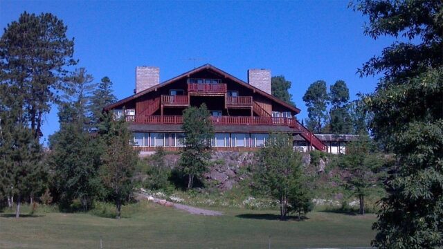 The outside of the Creek Ridge Lodge.
